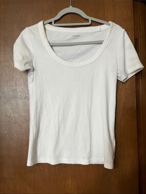 Old Navy White Scoop Neck Short Sleeve Tee
